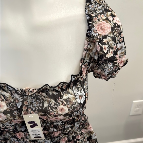 Francesca’s Mi Ami small puff sleeve Floral Black Pink Women's Top - Picture 4 of 13